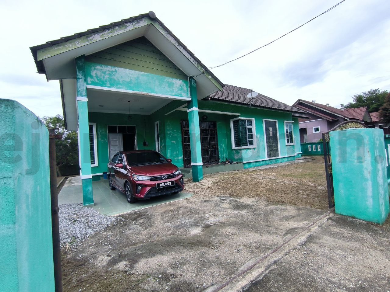 BANGLO DI WAKAF BHARU UNTUK DIMILIKI (KG LAMBOR), 400m SHJ DARI JALAN UTAMA