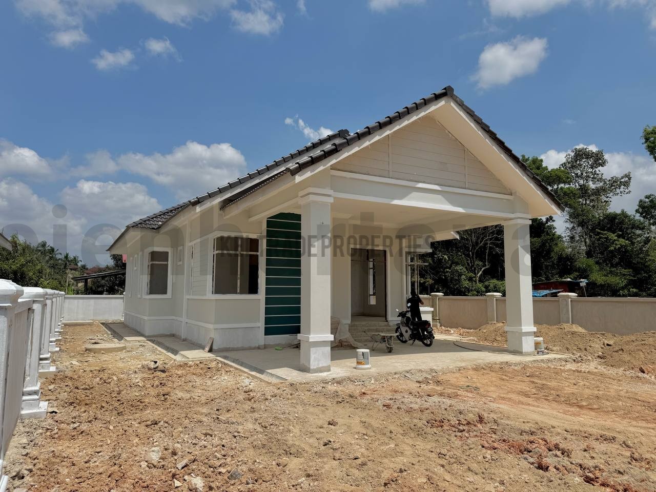 BANGLO TEPI JALAN UTAMA KG POHON TANJUNG PASIR MAS UNTUK DIJUAL